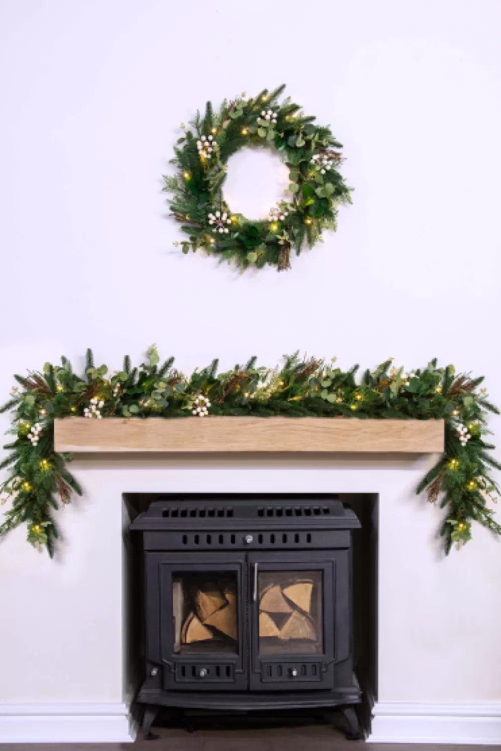Christmas Tree World 180cm Pre-lit Decorated PE Pine Garland With White Berries< Pre-Lit Christmas Garlands