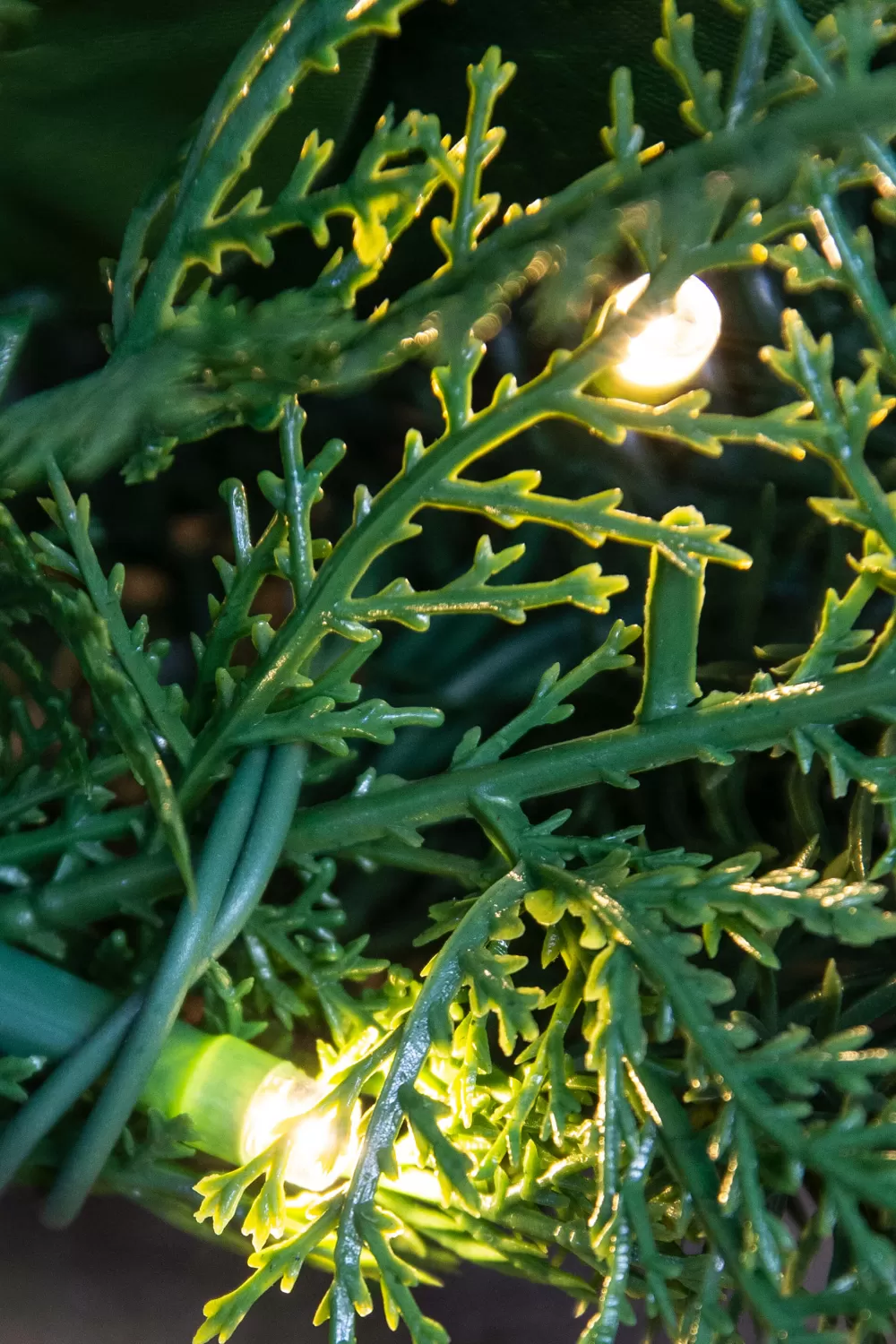 Christmas Tree World 180cm Pre-lit Decorated PE Pine Garland With White Berries< Pre-Lit Christmas Garlands