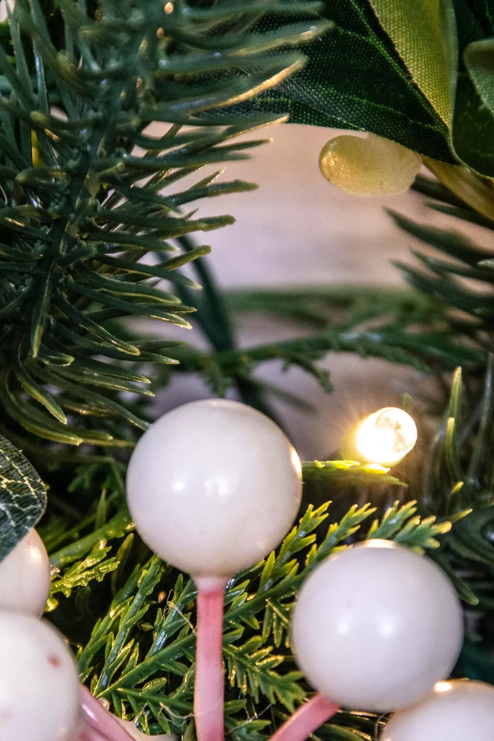 Christmas Tree World 180cm Pre-lit Decorated PE Pine Garland With White Berries< Pre-Lit Christmas Garlands