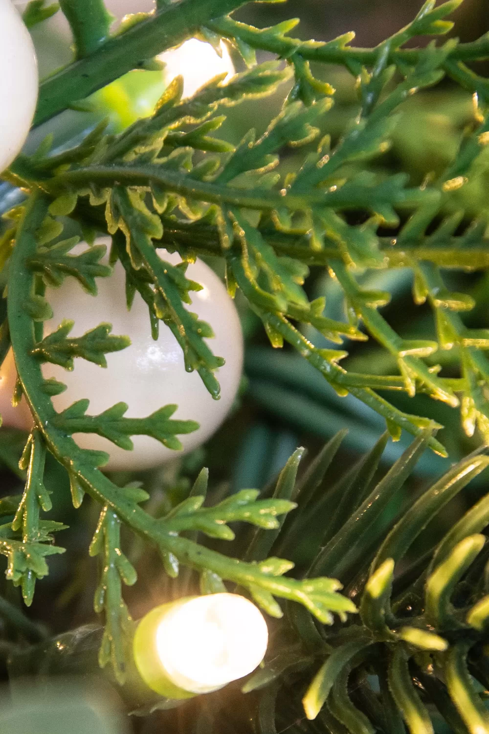 Christmas Tree World 180cm Pre-lit Decorated PE Pine Garland With White Berries< Pre-Lit Christmas Garlands