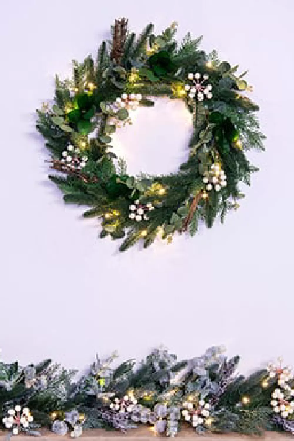 Christmas Tree World 50cm Pre-lit Decorated PE Pine Wreath With White Berries< Pre-Lit Christmas Wreaths