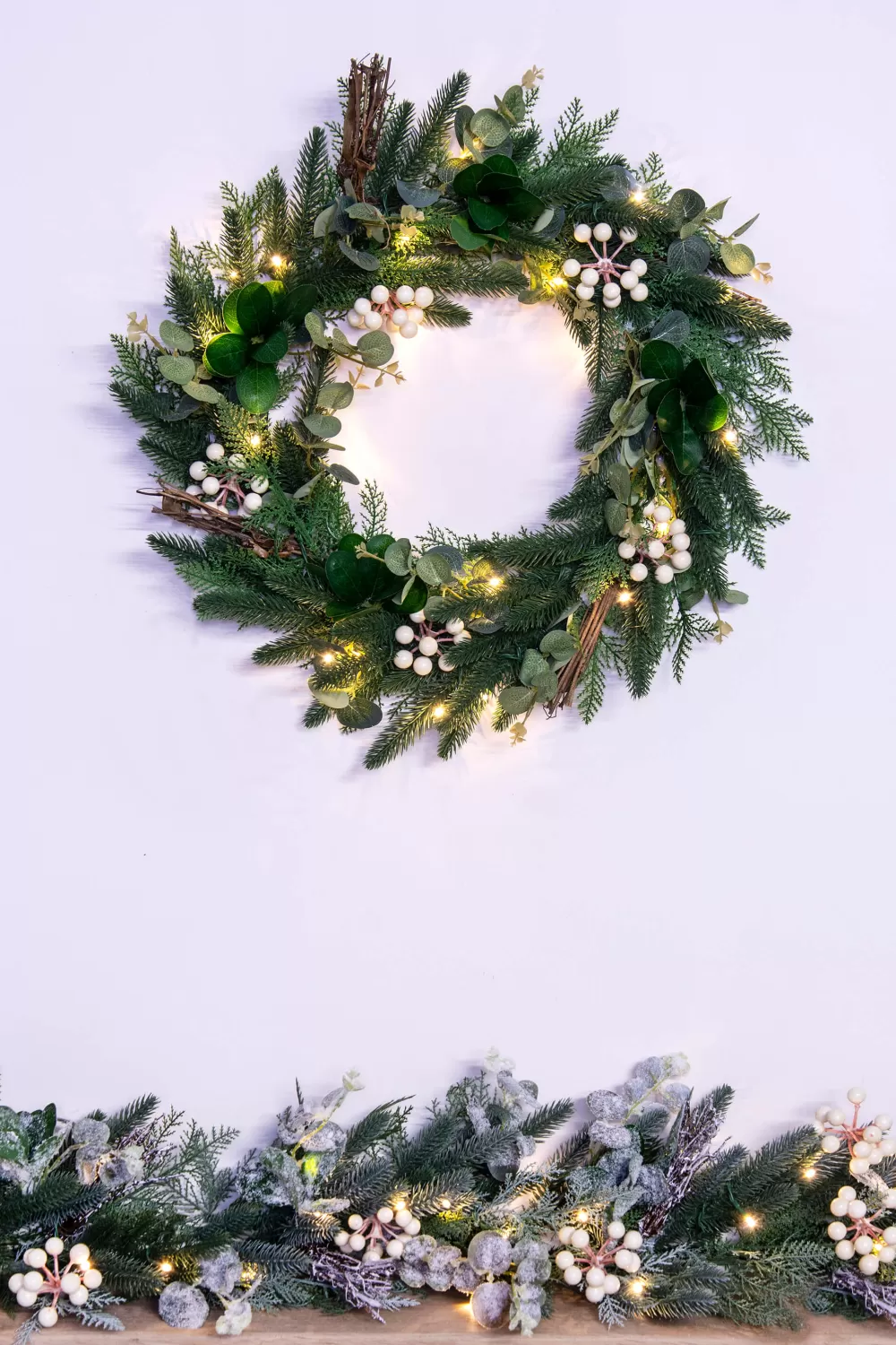 Christmas Tree World 50cm Pre-lit Decorated PE Pine Wreath With White Berries< Pre-Lit Christmas Wreaths