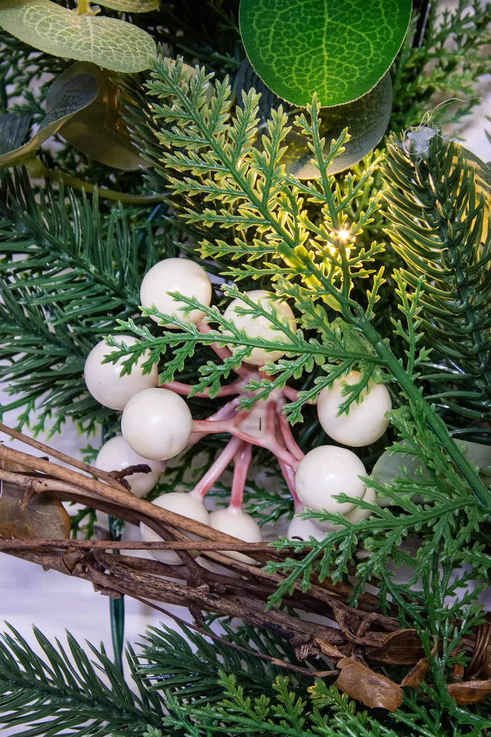Christmas Tree World 50cm Pre-lit Decorated PE Pine Wreath With White Berries< Pre-Lit Christmas Wreaths