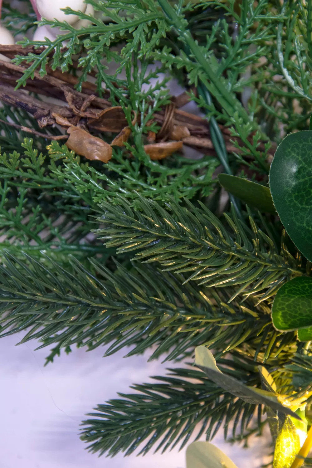 Christmas Tree World 50cm Pre-lit Decorated PE Pine Wreath With White Berries< Pre-Lit Christmas Wreaths