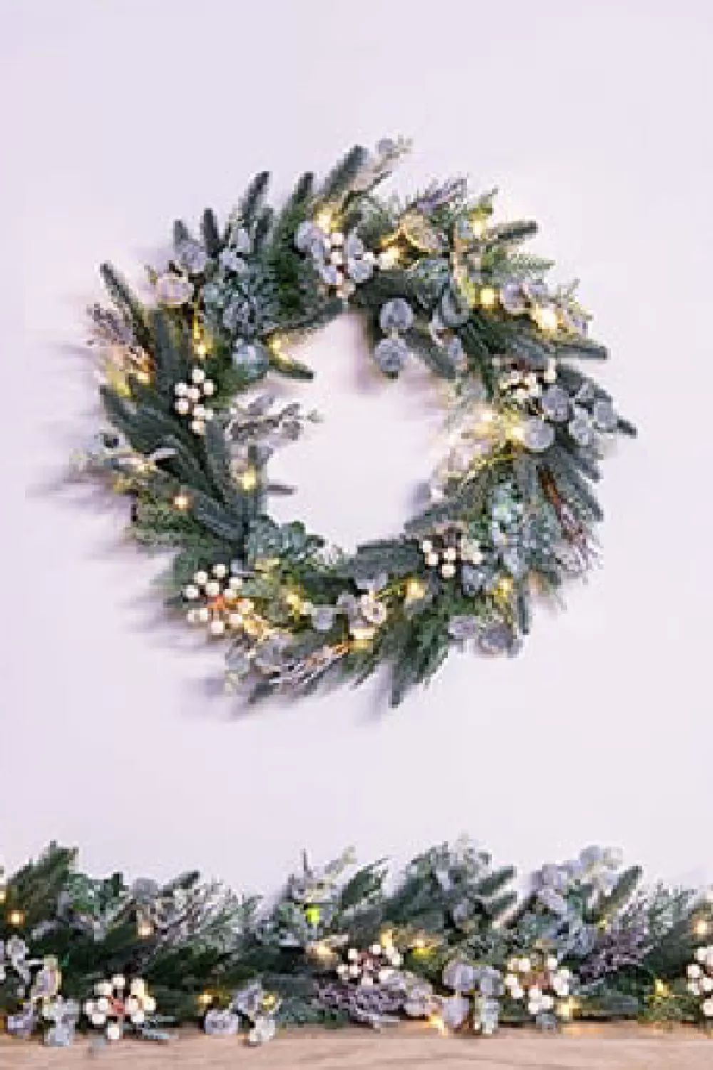 Christmas Tree World 50cm Pre-lit Frosted Decorated PE Pine Wreath With White Berries< Pre-Lit Christmas Wreaths