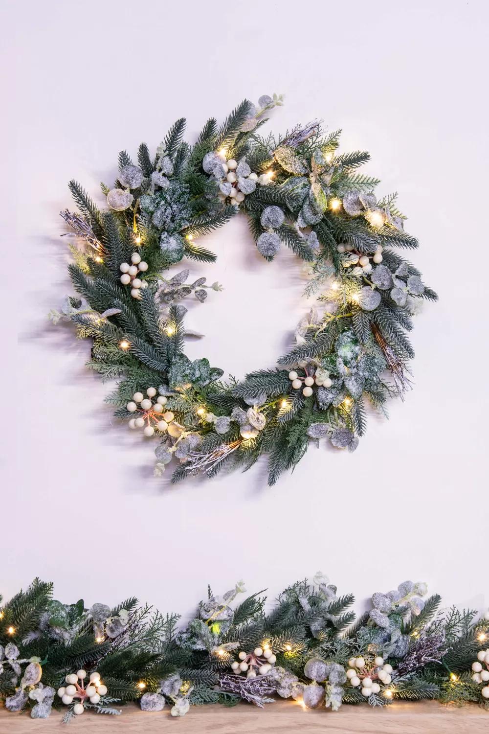 Christmas Tree World 50cm Pre-lit Frosted Decorated PE Pine Wreath With White Berries< Pre-Lit Christmas Wreaths