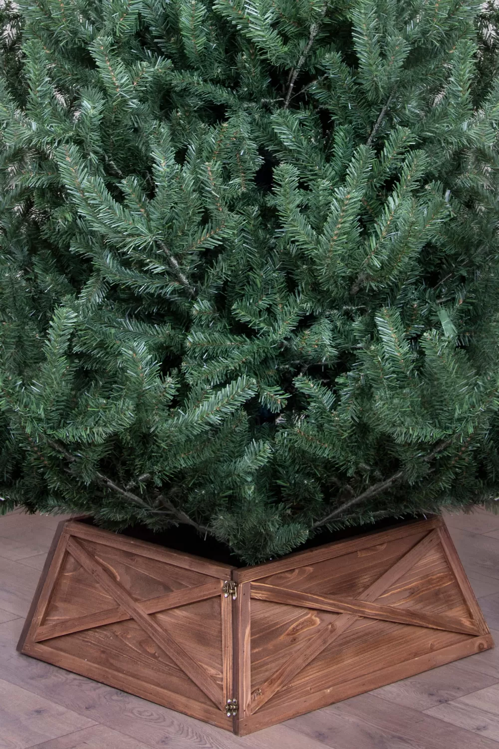 Christmas Tree World Natural Brown Wooden Tree Skirt (For 6ft-9ft Trees - Tight Fit)< Tree Skirts & Surrounds | Christmas Tree Skirts