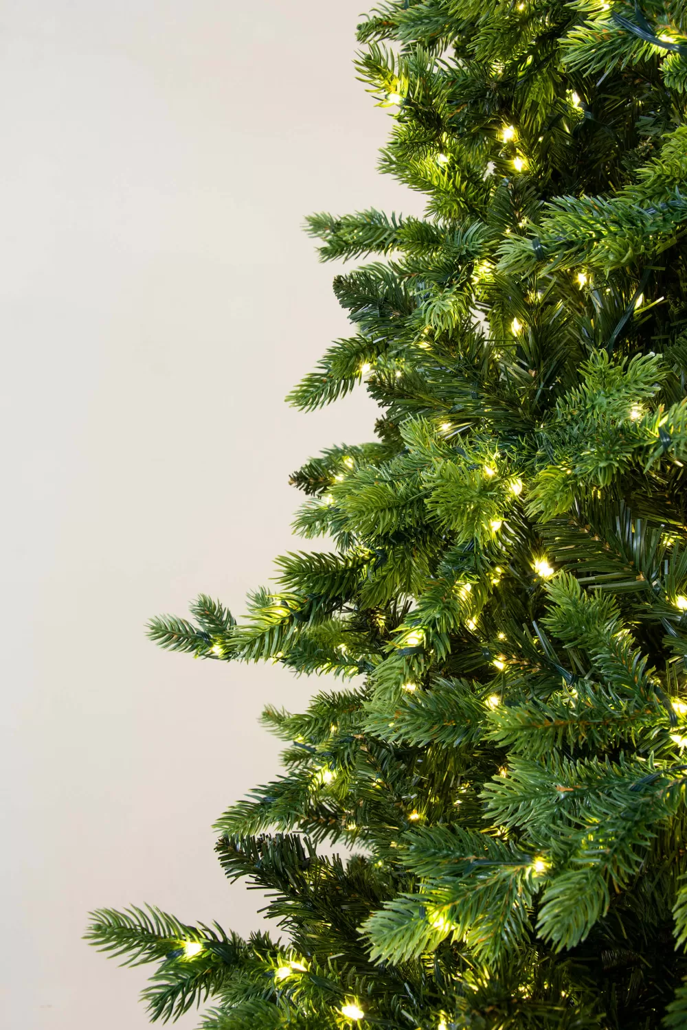 Christmas Tree World The 8ft Ultra-Lit Montagna Fir Tree< 8 Foot Pre Lit Christmas Trees